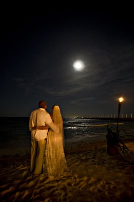 http://www.our-dominican-republic.com/images/Beach_couple_full_moon.jpg