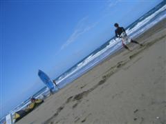 Kiteboarder guests check equipment at Vecinos Beach